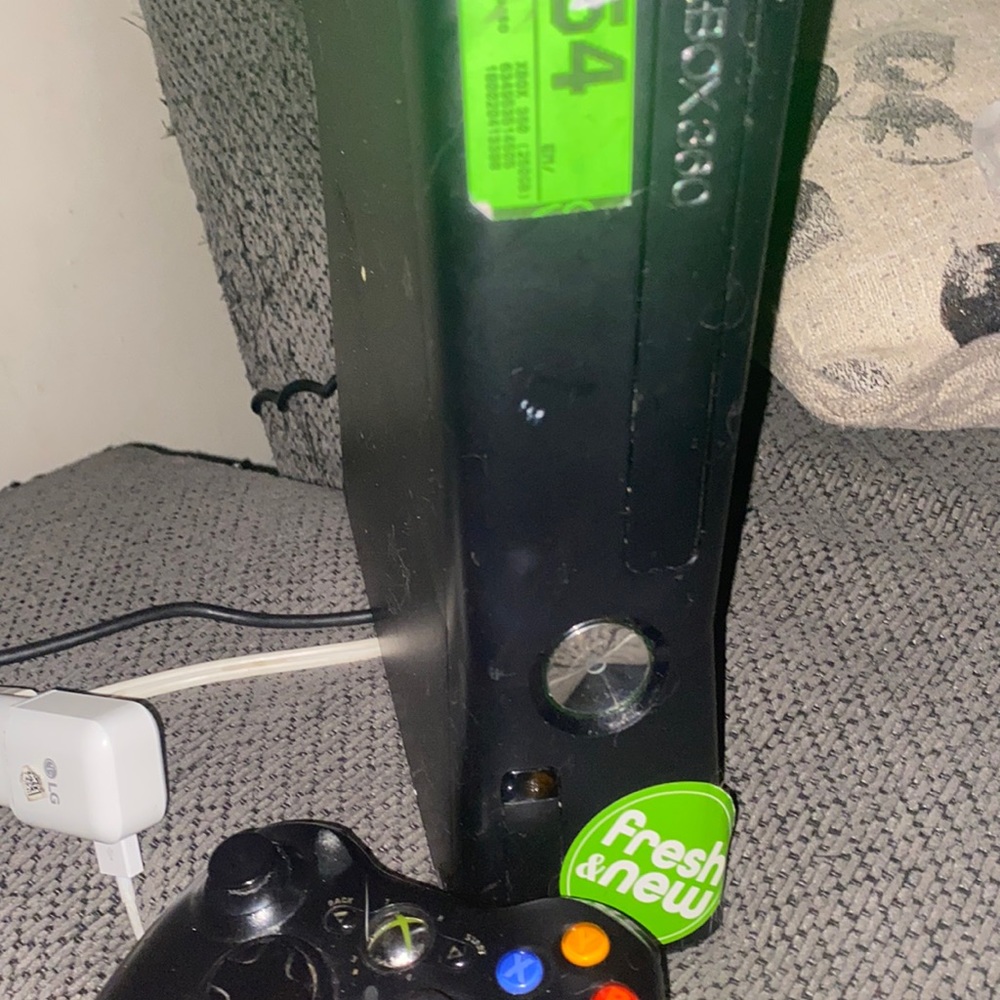 COPY - Xbox 360 console with ncca 13 and controller charger